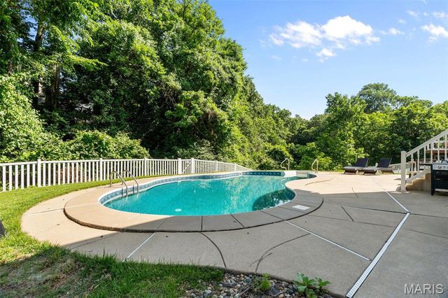 5794 Wickershire Lane, St Louis, MO 63129