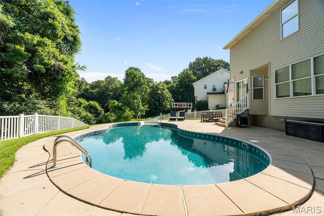 5794 Wickershire Lane, St Louis, MO 63129
