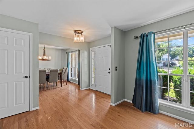 5794 Wickershire Lane, St Louis, MO 63129