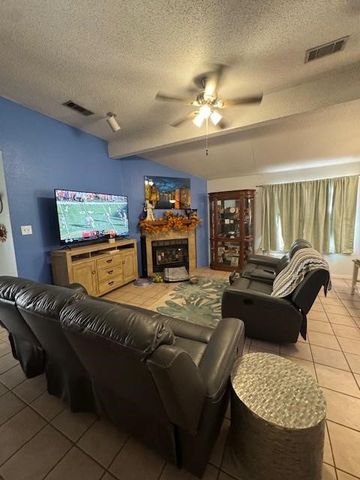 115 Valley Spring Drive, Arlington, TX 76018