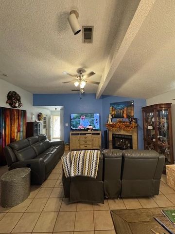 115 Valley Spring Drive, Arlington, TX 76018