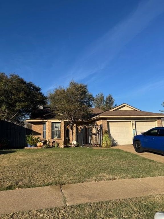 115 Valley Spring Drive, Arlington, TX 76018