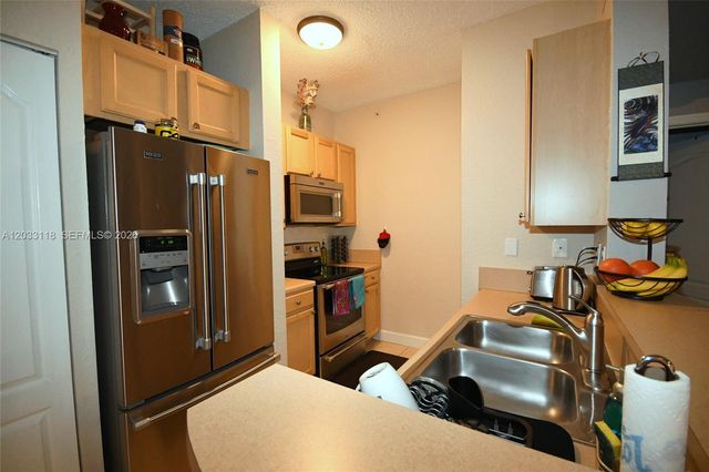 6001 SW 70th St 320, South Miami, FL 33143