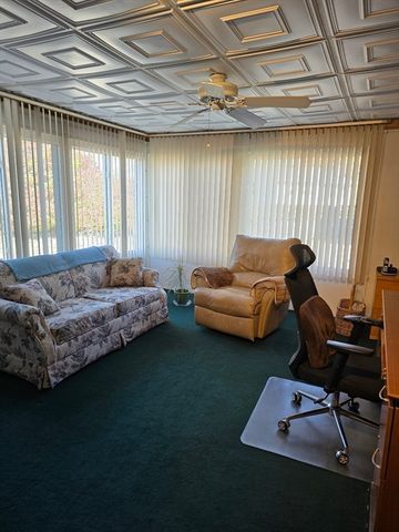 13 Park Ave, Webster, MA 01570