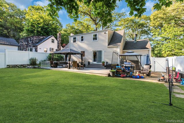 16 Davis Street, Melville, NY 11747