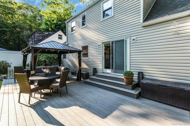 16 Davis Street, Melville, NY 11747