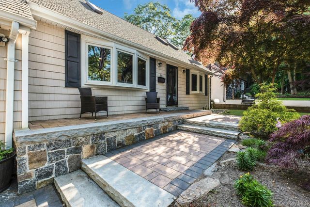 16 Davis Street, Melville, NY 11747