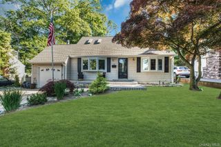 16 Davis Street, Melville, NY 11747