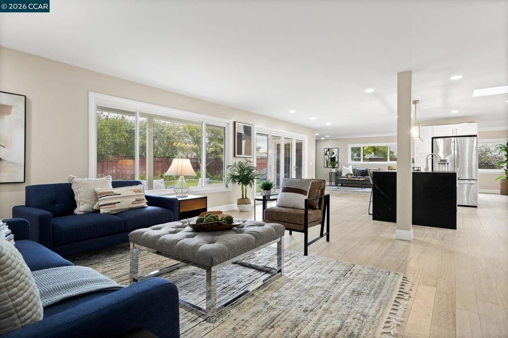 Image 2 of property listing at 875 875 Brittany Ln, Concord, CA 94518