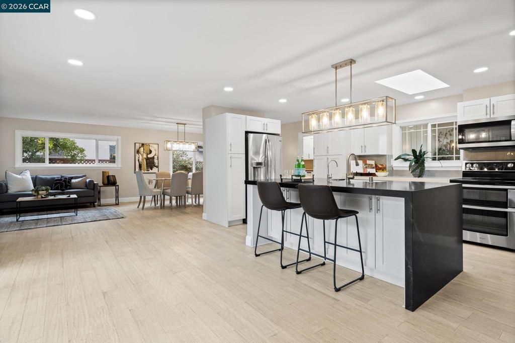 Image 5 of property listing at 875 875 Brittany Ln, Concord, CA 94518