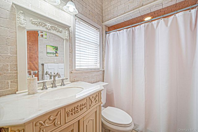 17 Oxford Street, Malverne, NY 11565