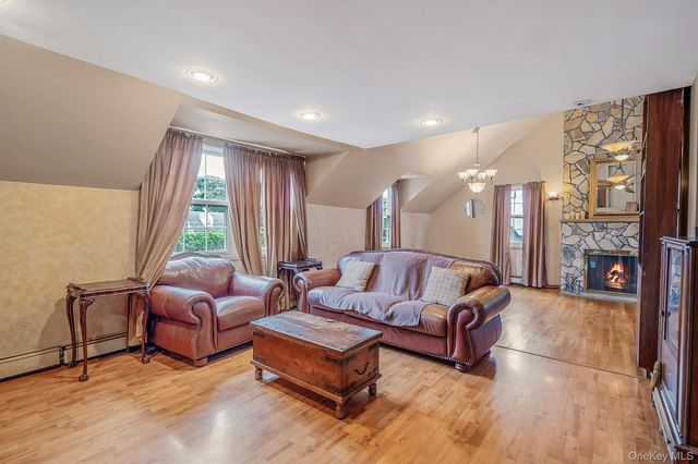 17 Oxford Street, Malverne, NY 11565