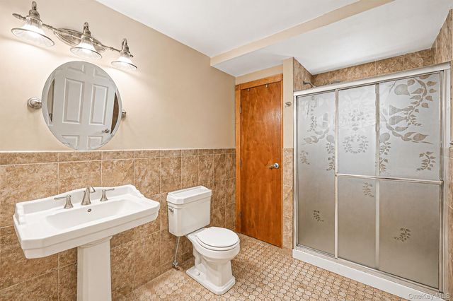 17 Oxford Street, Malverne, NY 11565