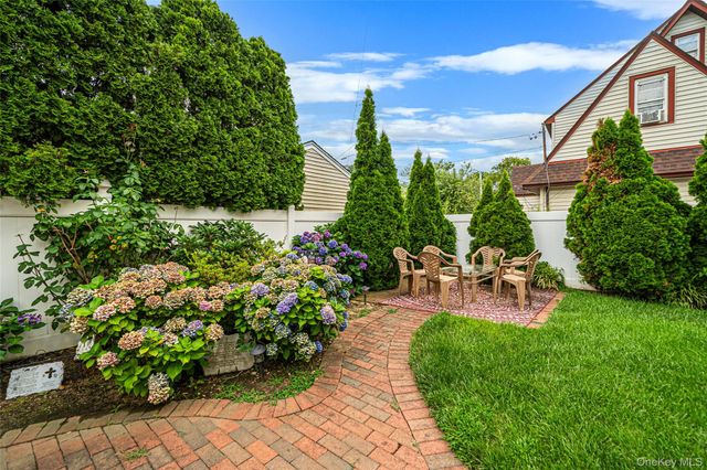 17 Oxford Street, Malverne, NY 11565