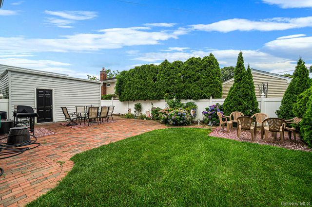 17 Oxford Street, Malverne, NY 11565