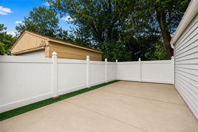 17 Oxford Street, Malverne, NY 11565