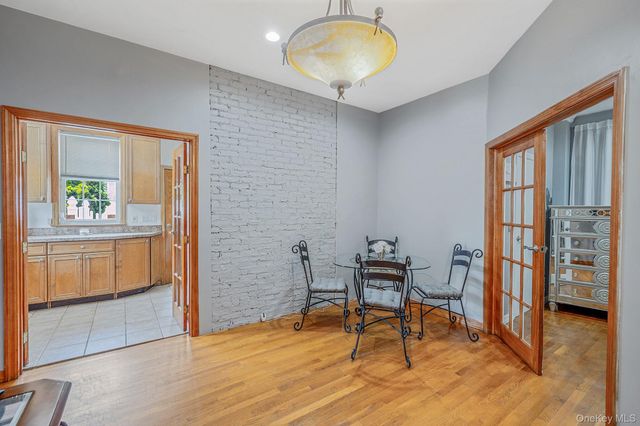 17 Oxford Street, Malverne, NY 11565