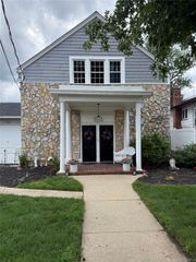 17 Oxford Street, Malverne, NY 11565