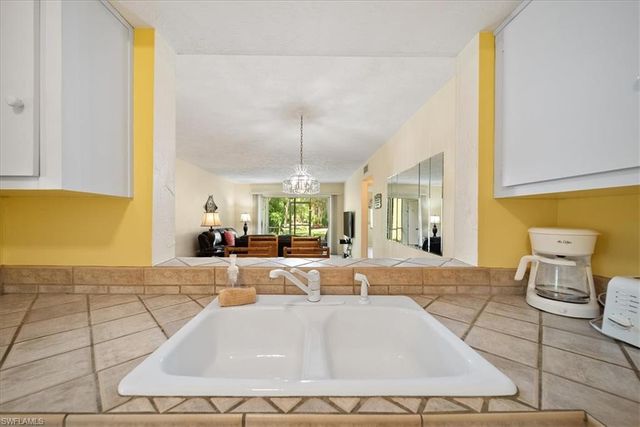 1001 Foxfire LN 102, Naples, FL 34104