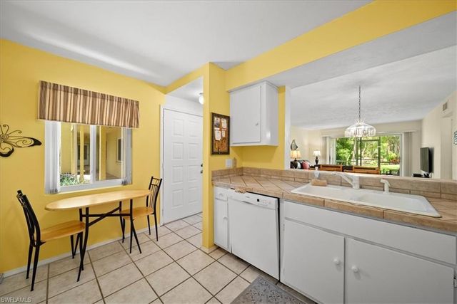 1001 Foxfire LN 102, Naples, FL 34104