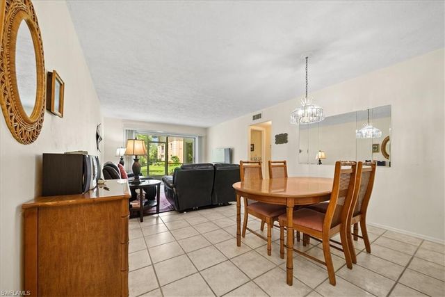 1001 Foxfire LN 102, Naples, FL 34104