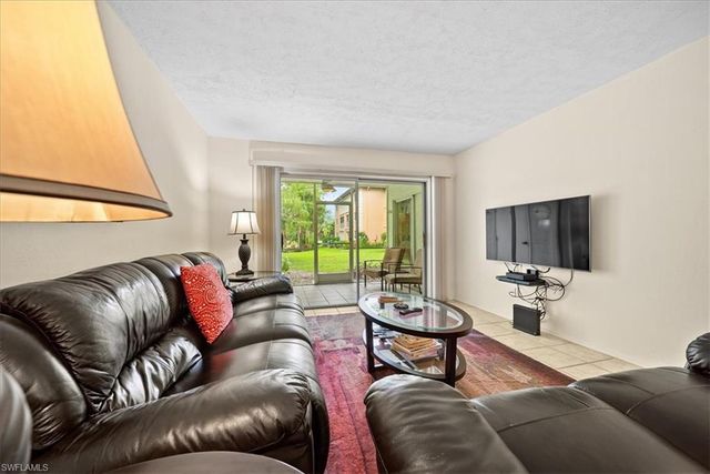 1001 Foxfire LN 102, Naples, FL 34104