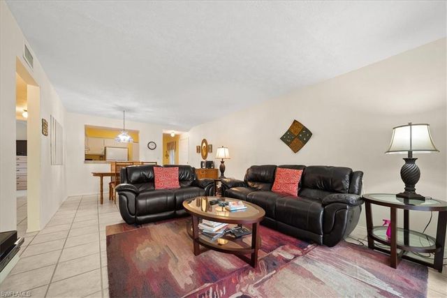 1001 Foxfire LN 102, Naples, FL 34104