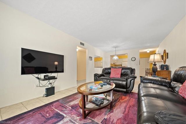1001 Foxfire LN 102, Naples, FL 34104