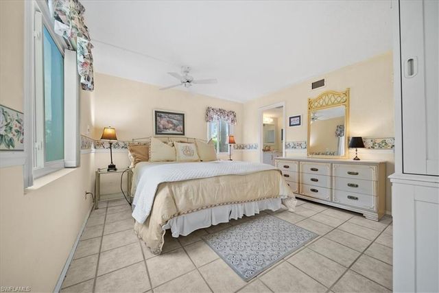 1001 Foxfire LN 102, Naples, FL 34104