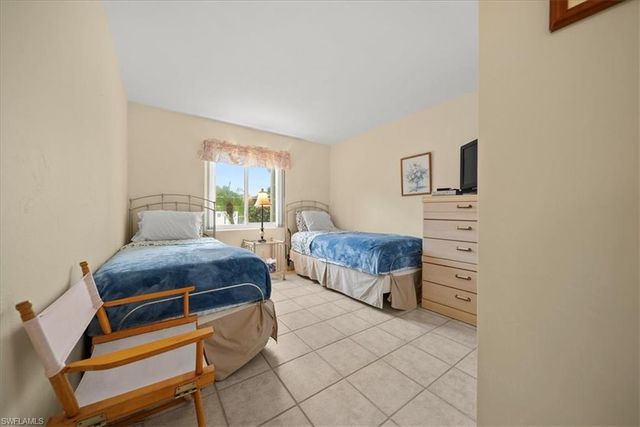 1001 Foxfire LN 102, Naples, FL 34104