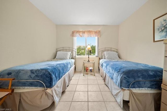 1001 Foxfire LN 102, Naples, FL 34104