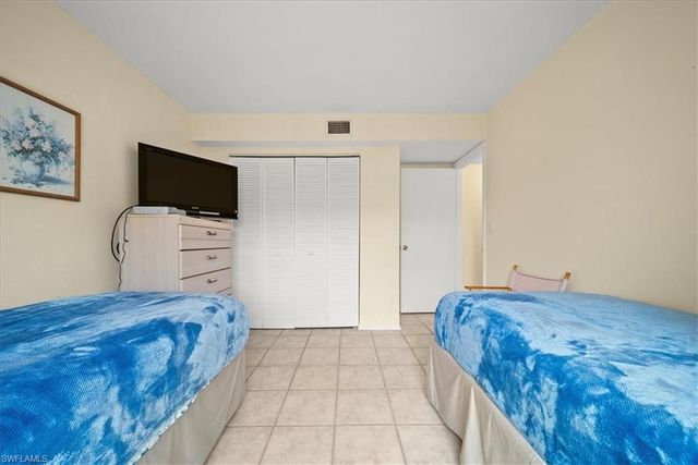 1001 Foxfire LN 102, Naples, FL 34104