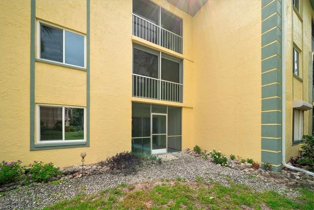 1001 Foxfire LN 102, Naples, FL 34104