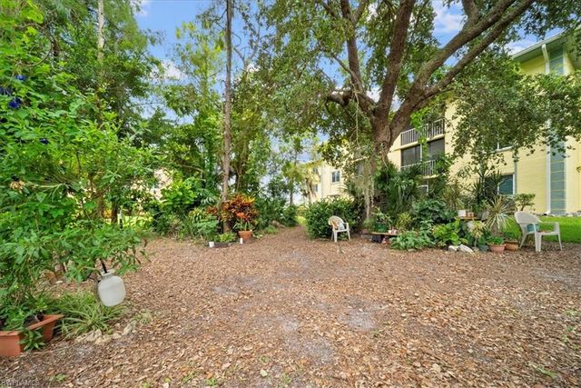1001 Foxfire LN 102, Naples, FL 34104