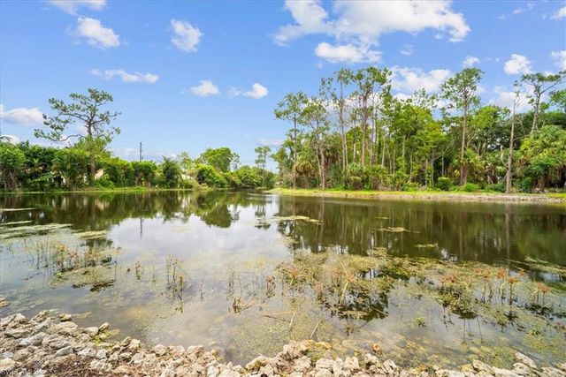 1001 Foxfire LN 102, Naples, FL 34104