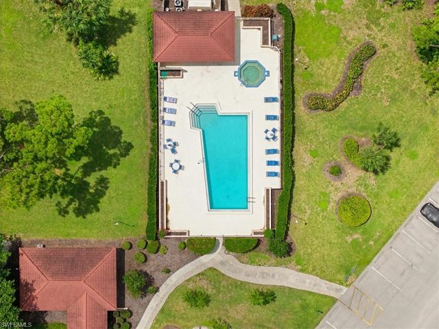 1001 Foxfire LN 102, Naples, FL 34104
