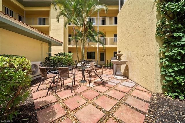 1001 Foxfire LN 102, Naples, FL 34104