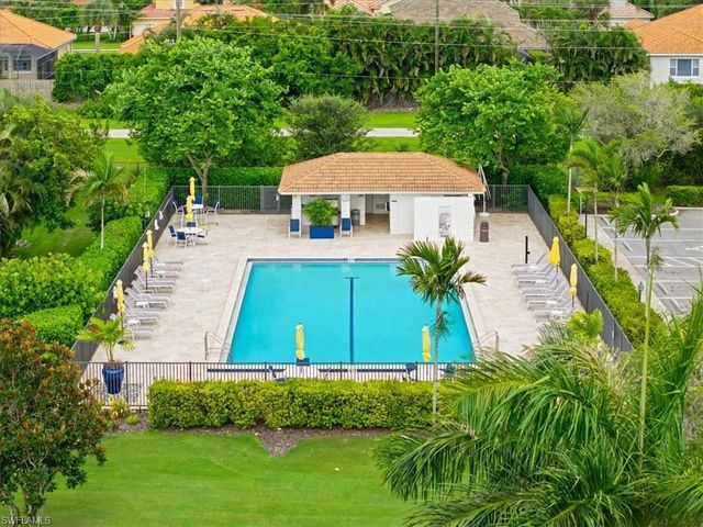 1001 Foxfire LN 102, Naples, FL 34104