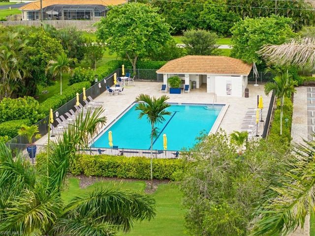 1001 Foxfire LN 102, Naples, FL 34104
