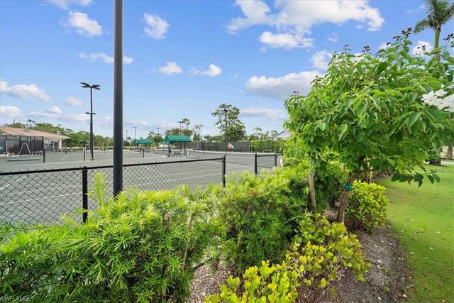 1001 Foxfire LN 102, Naples, FL 34104