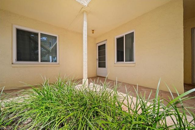 1001 Foxfire LN 102, Naples, FL 34104