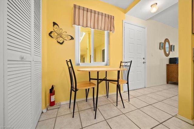 1001 Foxfire LN 102, Naples, FL 34104