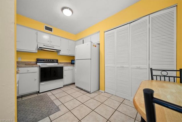 1001 Foxfire LN 102, Naples, FL 34104