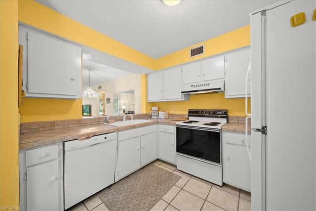 1001 Foxfire LN 102, Naples, FL 34104