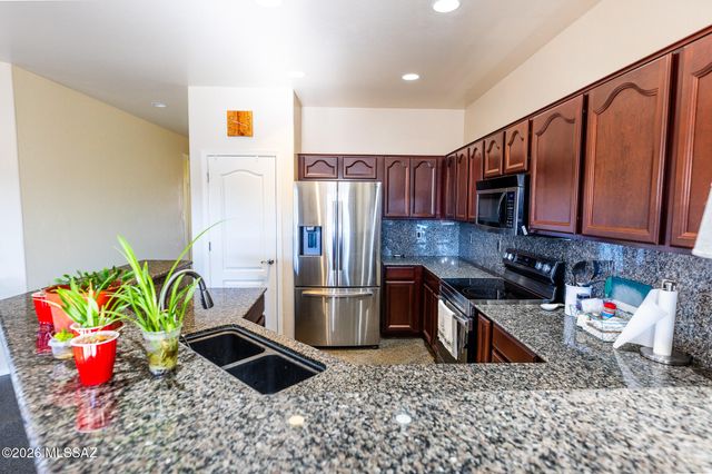 1003 S Throne Room Street, Benson, AZ 85602