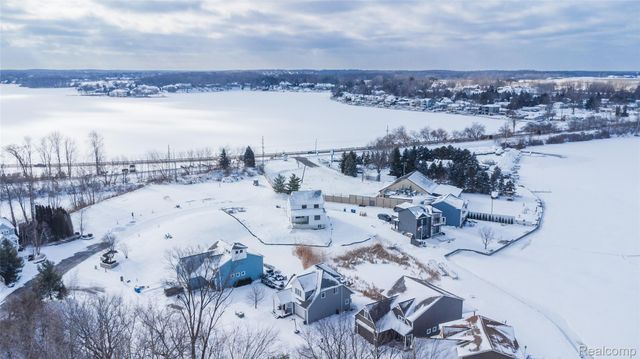 3442 COTTAGE COVE Drive, Fenton Charter Township, MI 48430