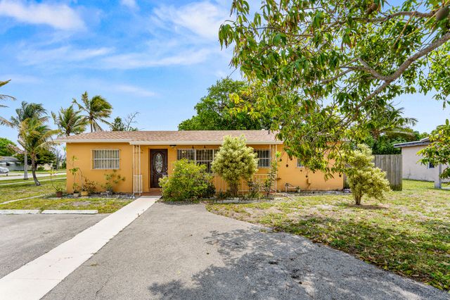 610 SW 10th Court, Deerfield Beach, FL 33441