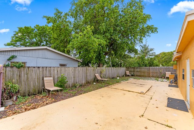 610 SW 10th Court, Deerfield Beach, FL 33441