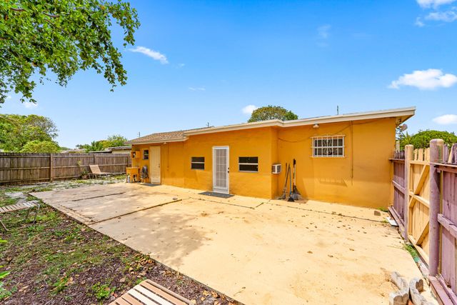 610 SW 10th Court, Deerfield Beach, FL 33441