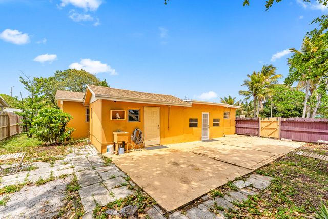 610 SW 10th Court, Deerfield Beach, FL 33441